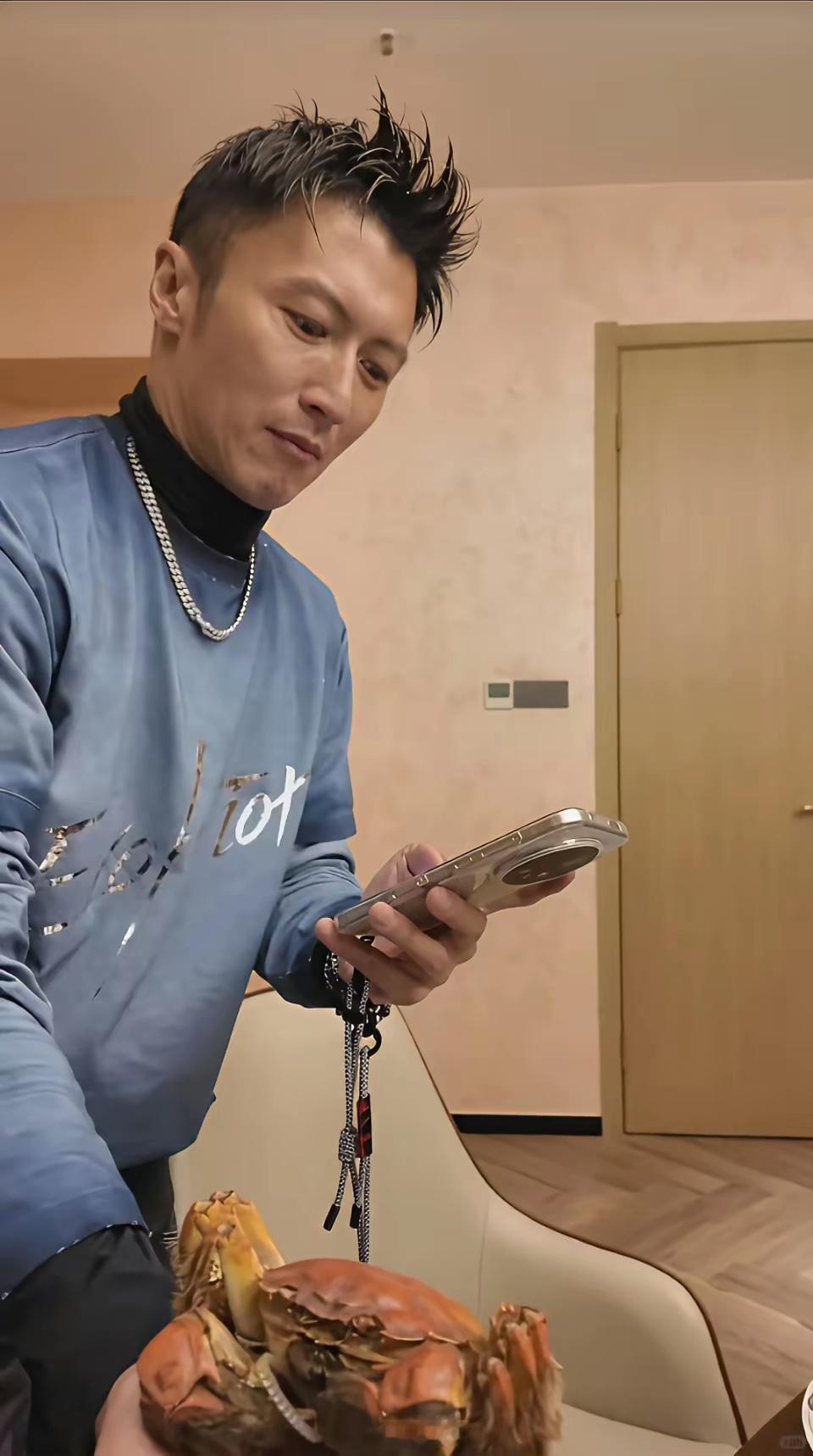 可以看得出来，谢霆锋确实是日常一直在把荣耀Magic8 Pro当主力机用，你看他