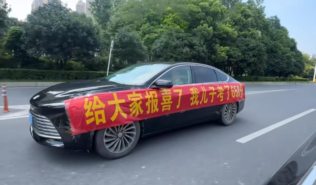 这种家长是学霸还是学渣？学渣可能性更大。
每个做家长遇到高分的反映不一样，一朋友
