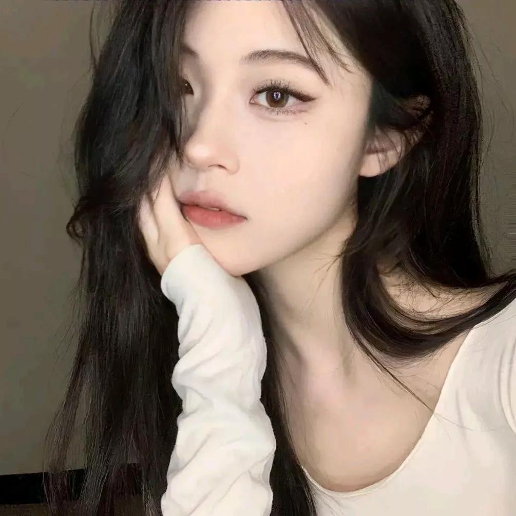 慵懒的午后，轻轻靠在窗边，享受宁静时光。秋日午后的温柔 温柔小憩 秋日小憩照 独