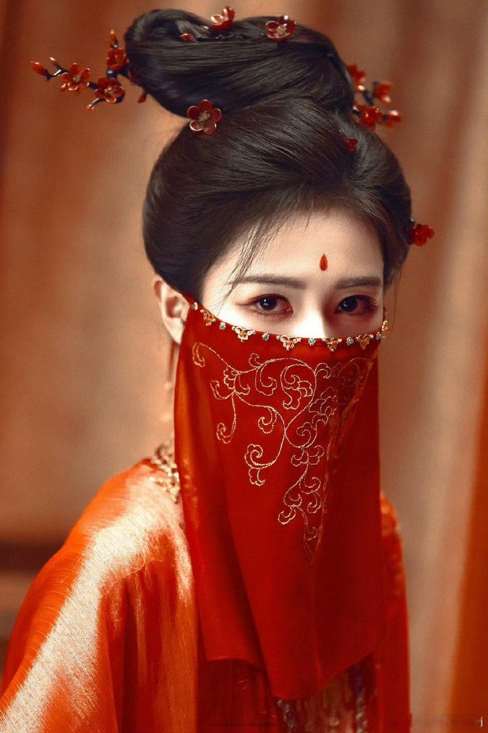 白鹿 小舅妈现在要变女官了，造型太多了吧！期待白鹿唐宫奇案