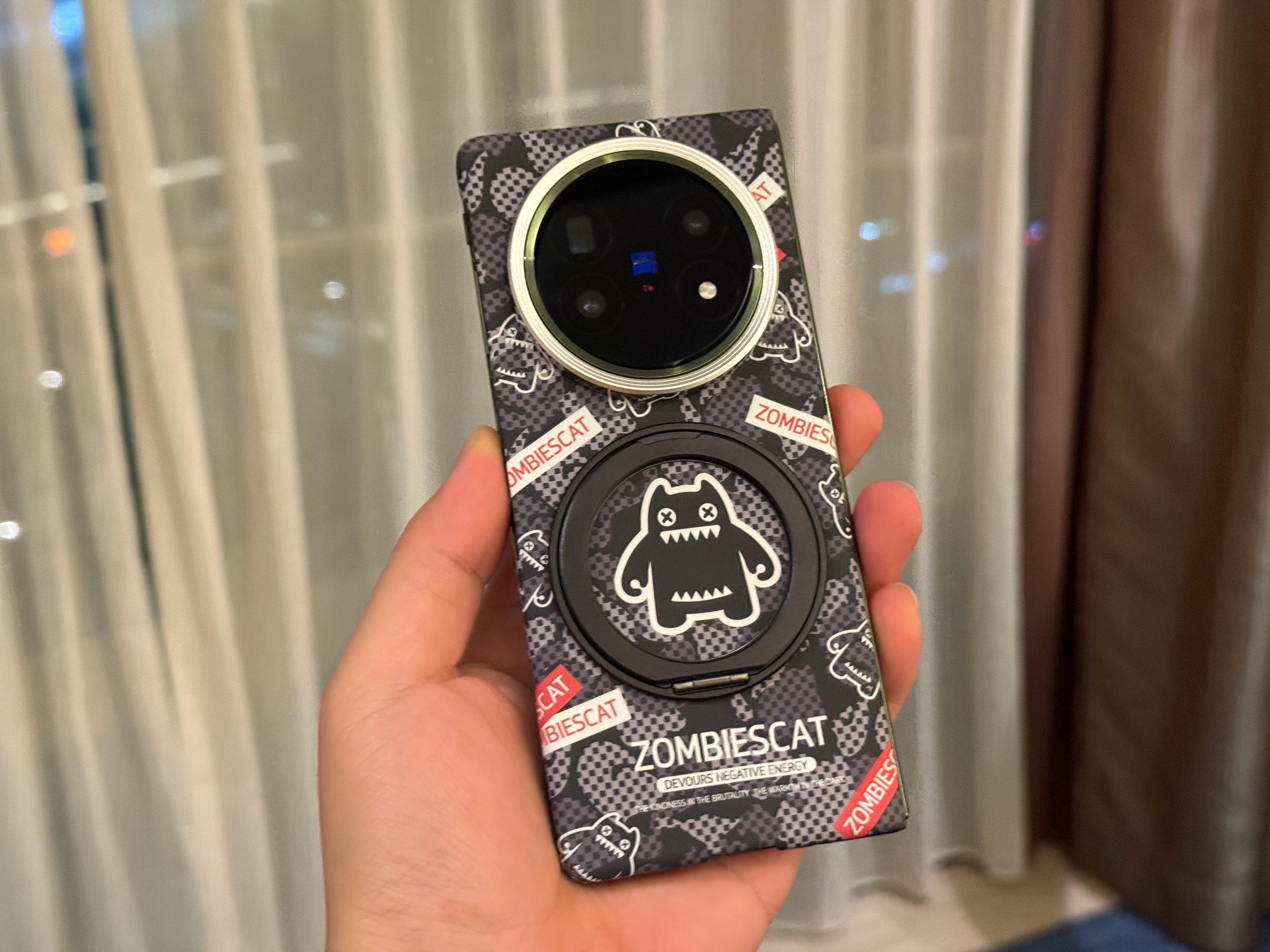 给我的vivo X Fold5换上了的保护壳，真挺香，都带磁吸，图1是魔鬼猫联名