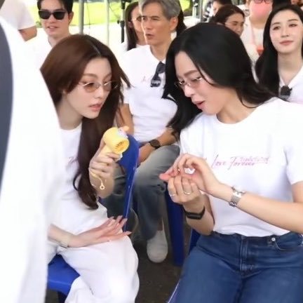 受点伤就这样委屈巴巴的给小奥看 
