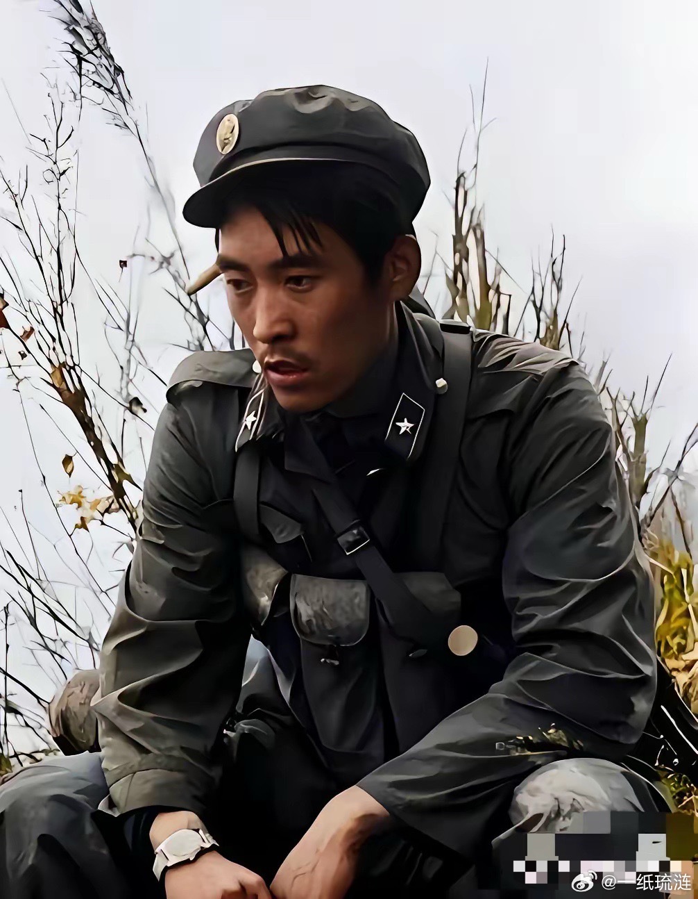 这张是真实战地照片。1988年，两山轮战期间，刚刚从战场上下来的英雄连长邱枢。他