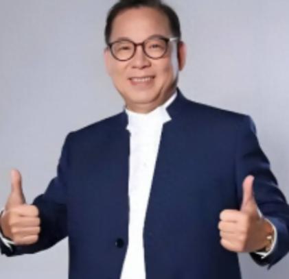 1982年，张明敏唱完《我的中国心》后，被香港乐坛除名，正当他心灰意冷准备回电子