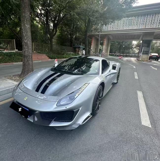 一台极致的488pista，特殊气质的纽伯格林银，原车选配碳纤维轮毂、音响等高配