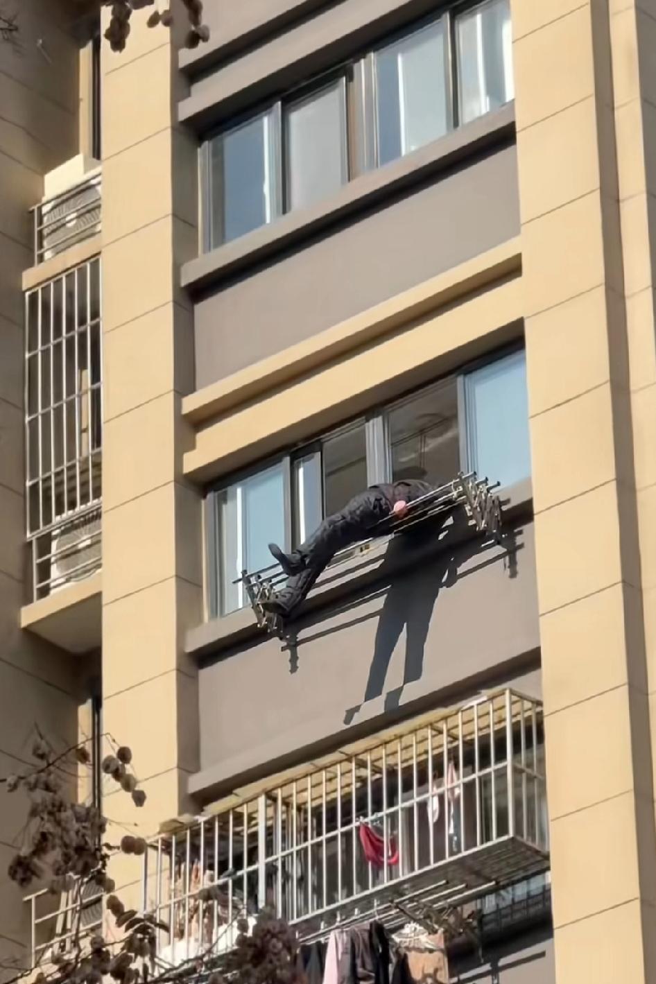 七八十岁老人从15楼掉7楼，感谢这衣架质量过硬，保安队长身系消防水带救人！
救人