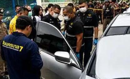泰国曼谷，凌晨三点的巷口，一辆歪斜的本田雅阁堵住了归家者的路。拍窗不应，绕路离开