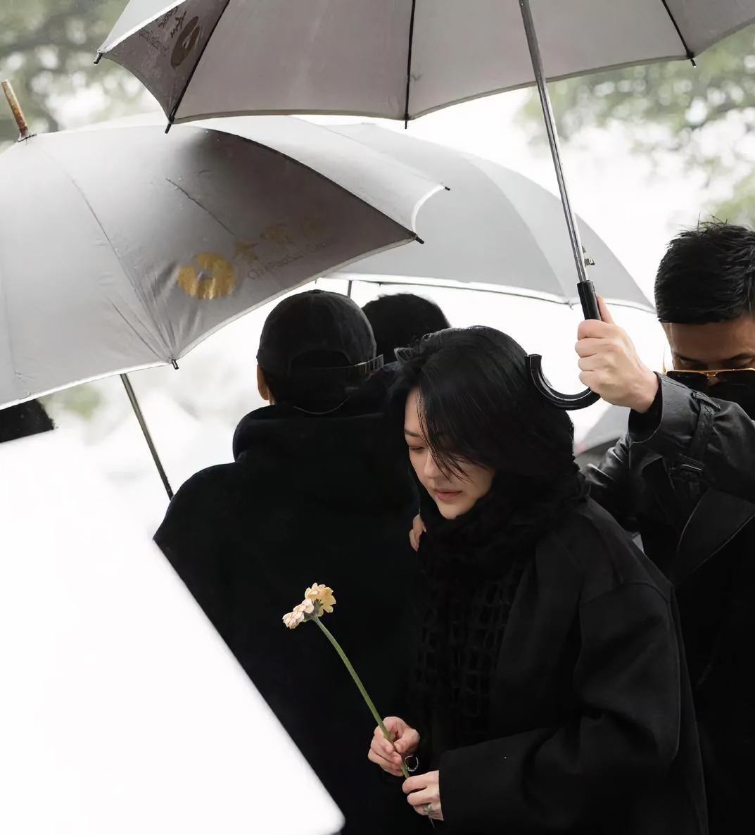 小S主持大S雕像揭幕，笑着调侃阿雅，转身却哭到崩溃…

不是说她坚强，是说她一边