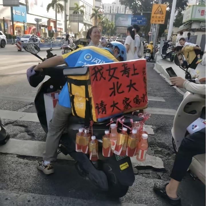 今天的南宁街头，一辆电动车让无数人红了眼眶。

后座上没挂外卖箱，挂满了饮料。一