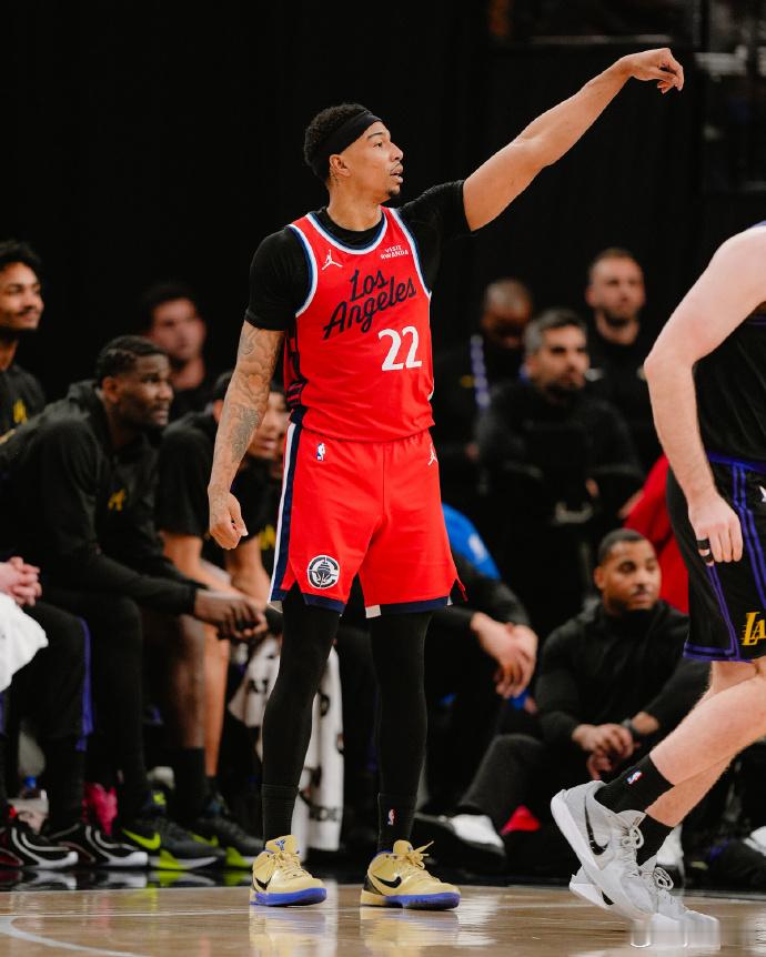 拒绝逆转！快船战胜湖人 洛城德比，在前三节一度领先26分的快船，险些在第四节丧失