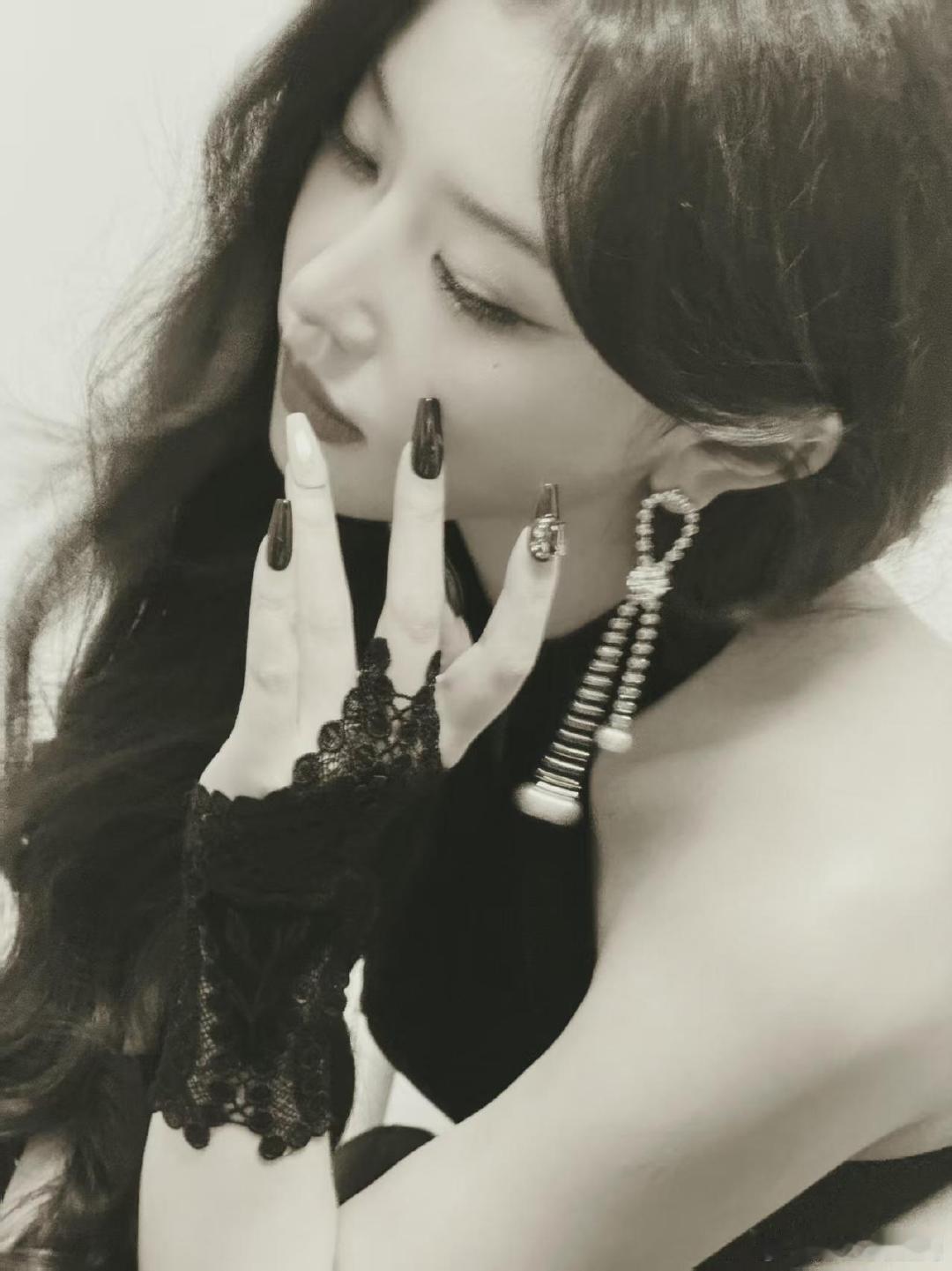 孔雪儿黑天鹅小蛋糕 搜狐舞蹈盛典 谁懂啊！孔雪儿在搜狐舞蹈盛典的黑天鹅小蛋糕造型