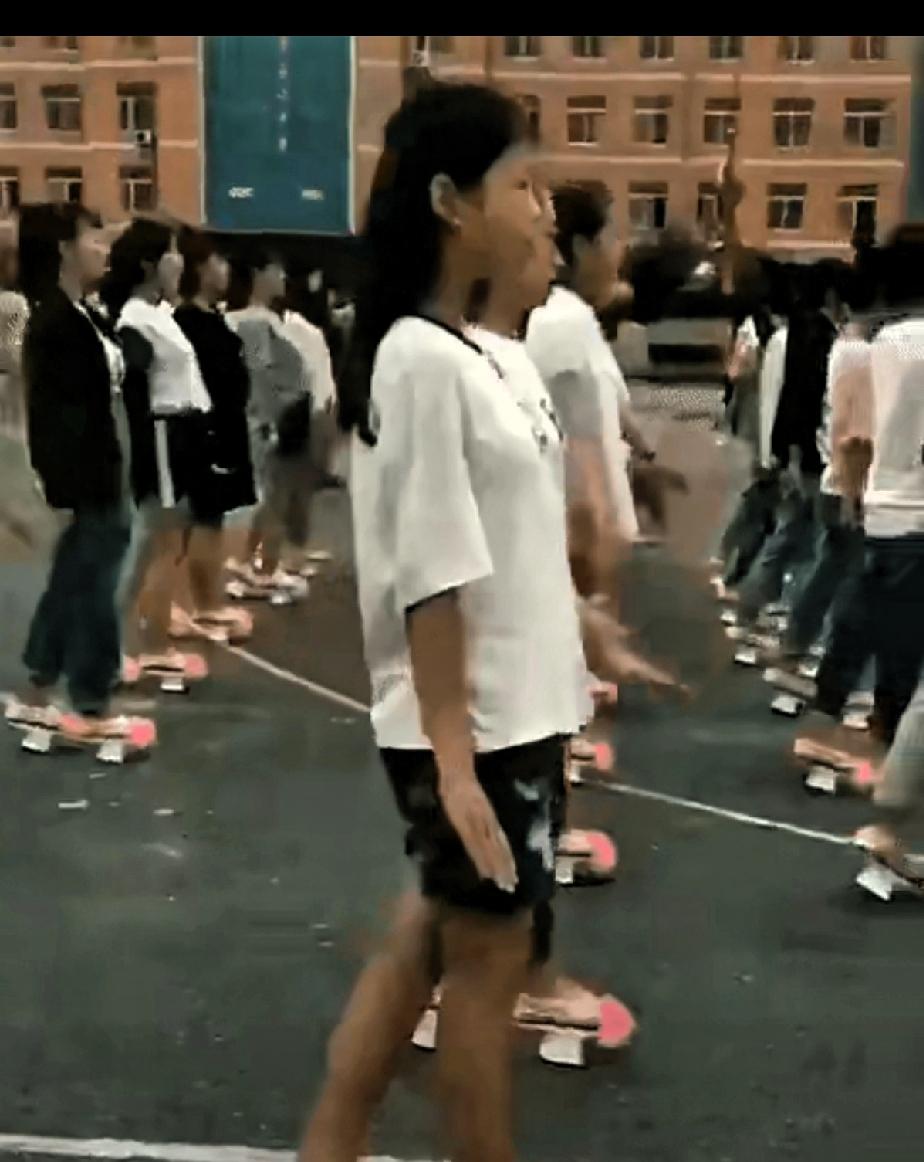 哈哈哈！真是奇葩！
刚刷到不知道这是哪个学校的学生穿的是什么鞋？是练习舞蹈的吗？
