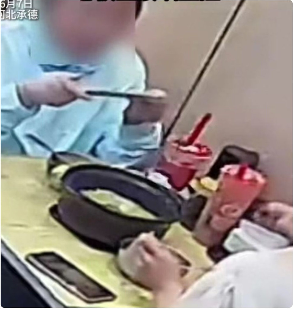 16 元米线差评女后续：正脸曝光已社死，黑料被扒，店主发声透更多 