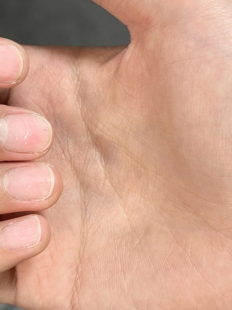 好想握着他手摸他手上的纹路 