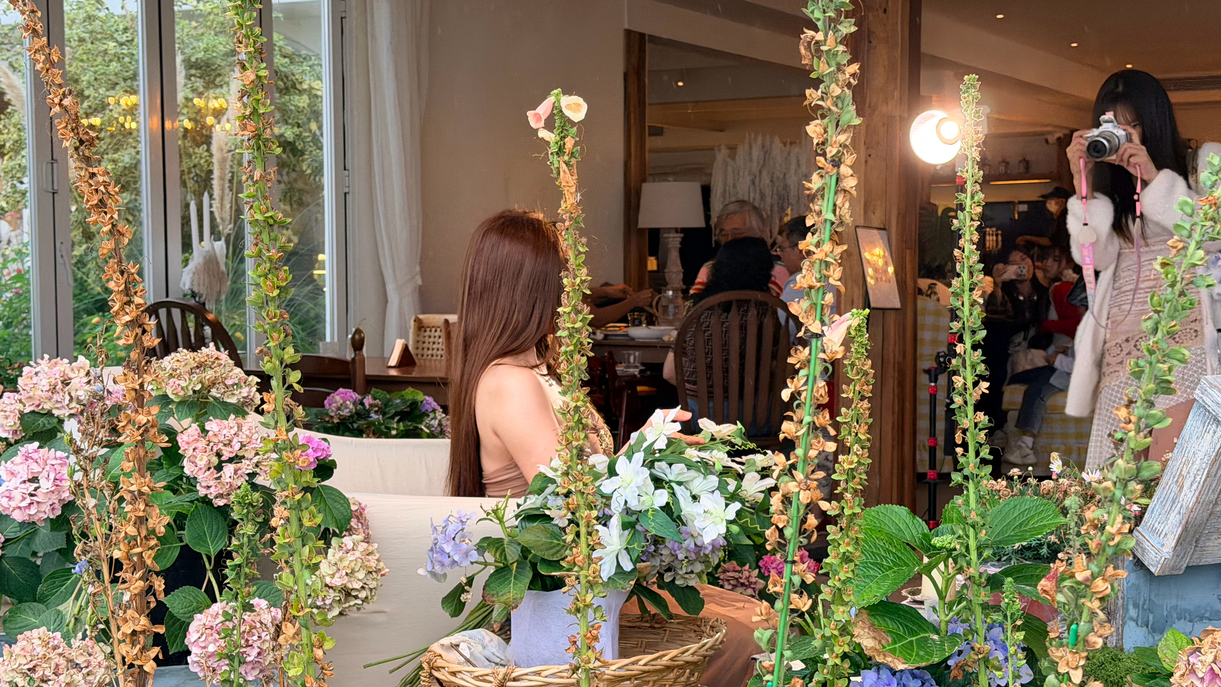 昨天去了个网红打卡拍照地，听说拍照就要收199但，我只能说，美颜相机好啊！ 