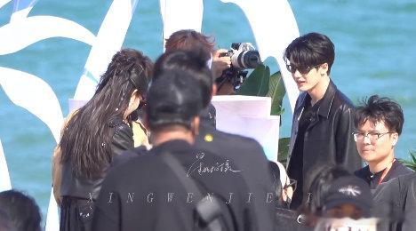 何炅问檀健次孟子义丁程鑫内搭穿了啥何老师突然好奇三人内搭，还扒拉丁程鑫检查，檀健