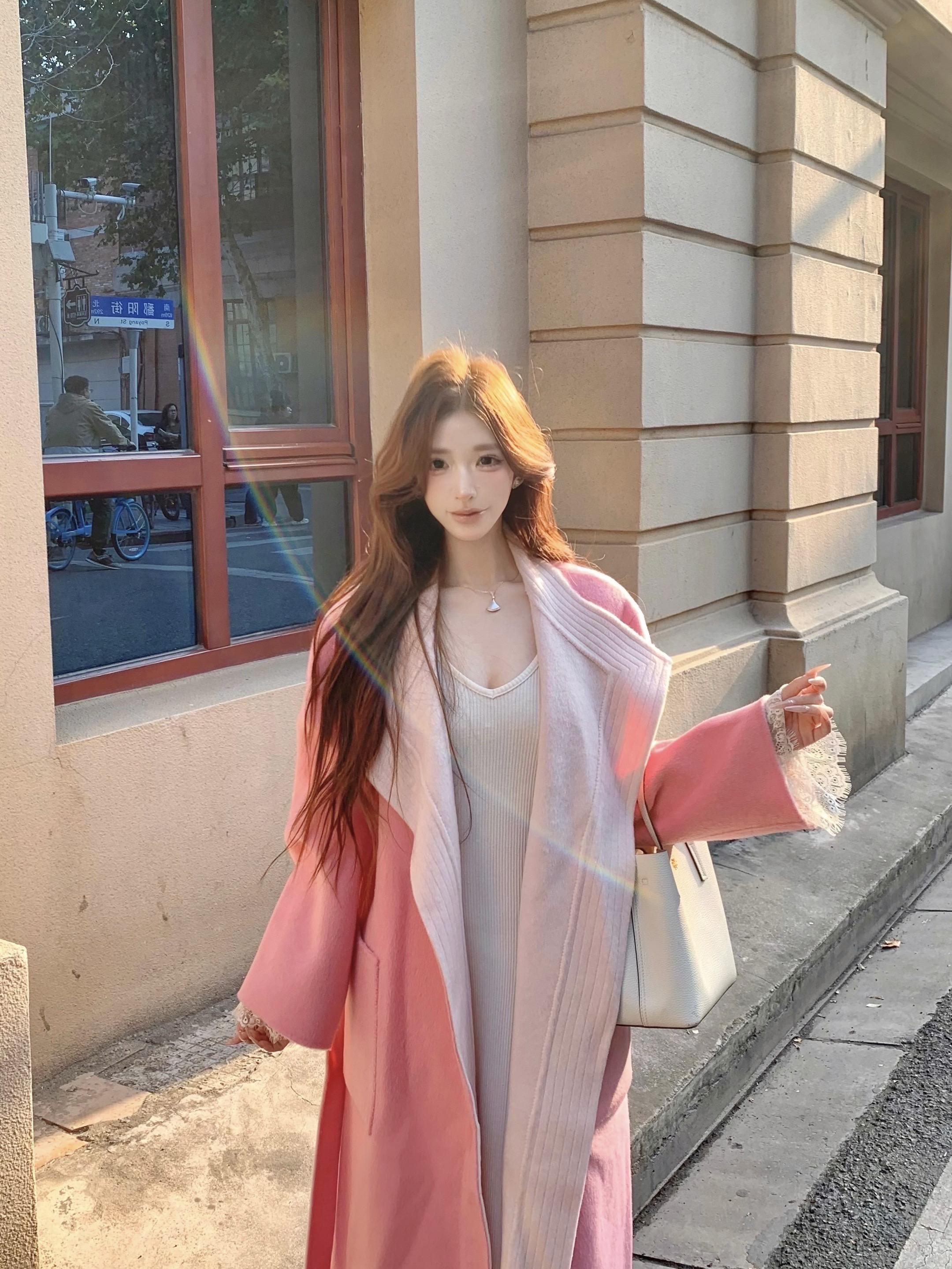 我总喜欢蹲在地上 在街边 在室内 在任何地方 直到有一天又蹲下 抬头看...