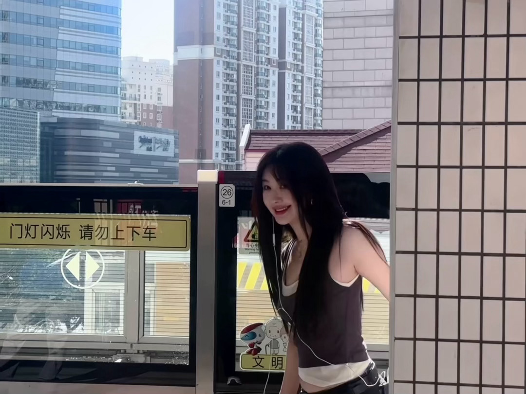 谁能拒绝李菲儿啊，松弛感和鲜活感双在线，那种扑面而来的生命力真的太有感染力了，看