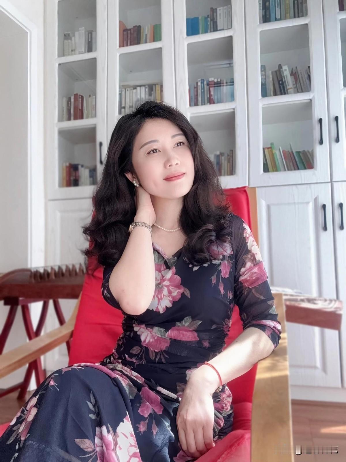 她女儿说：你上对得起父母，下对得起孩子，中对得起我爸爸，唯独对不起你自己。
就是