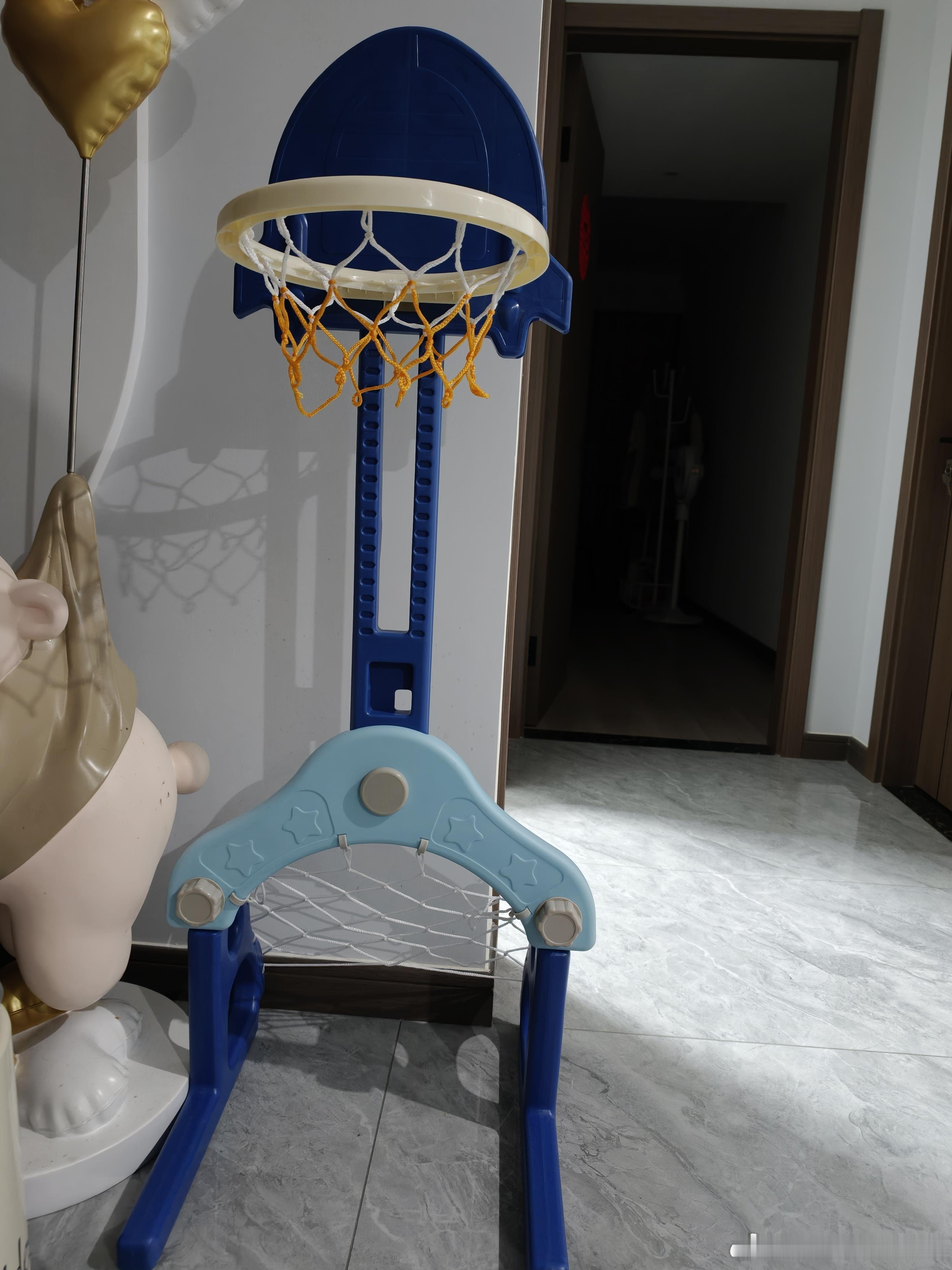 给娃装了篮球架从小给他锻炼起来