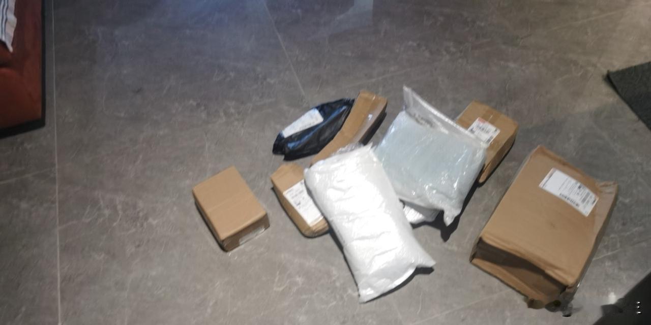 深圳一天收到七八个快递，我都不知道是那个客户寄过来的了，还要帮他们转发到国外。建