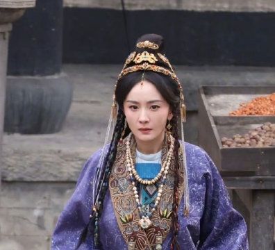 杨幂冯湮儿紫色胡服路透杨幂冯湮儿紫色胡服《江山大同》杨幂冯湮儿紫色胡服路透! 冯