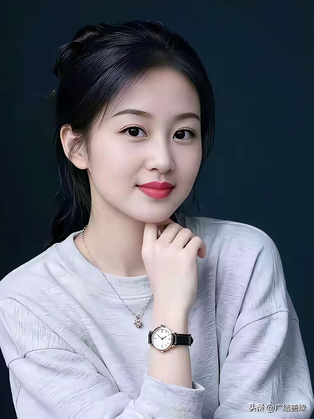海畔红衣
一抹红衣倚碧澜，
清风漫卷海天宽。
闲持小物悠然坐，
醉尽烟波暮色欢。