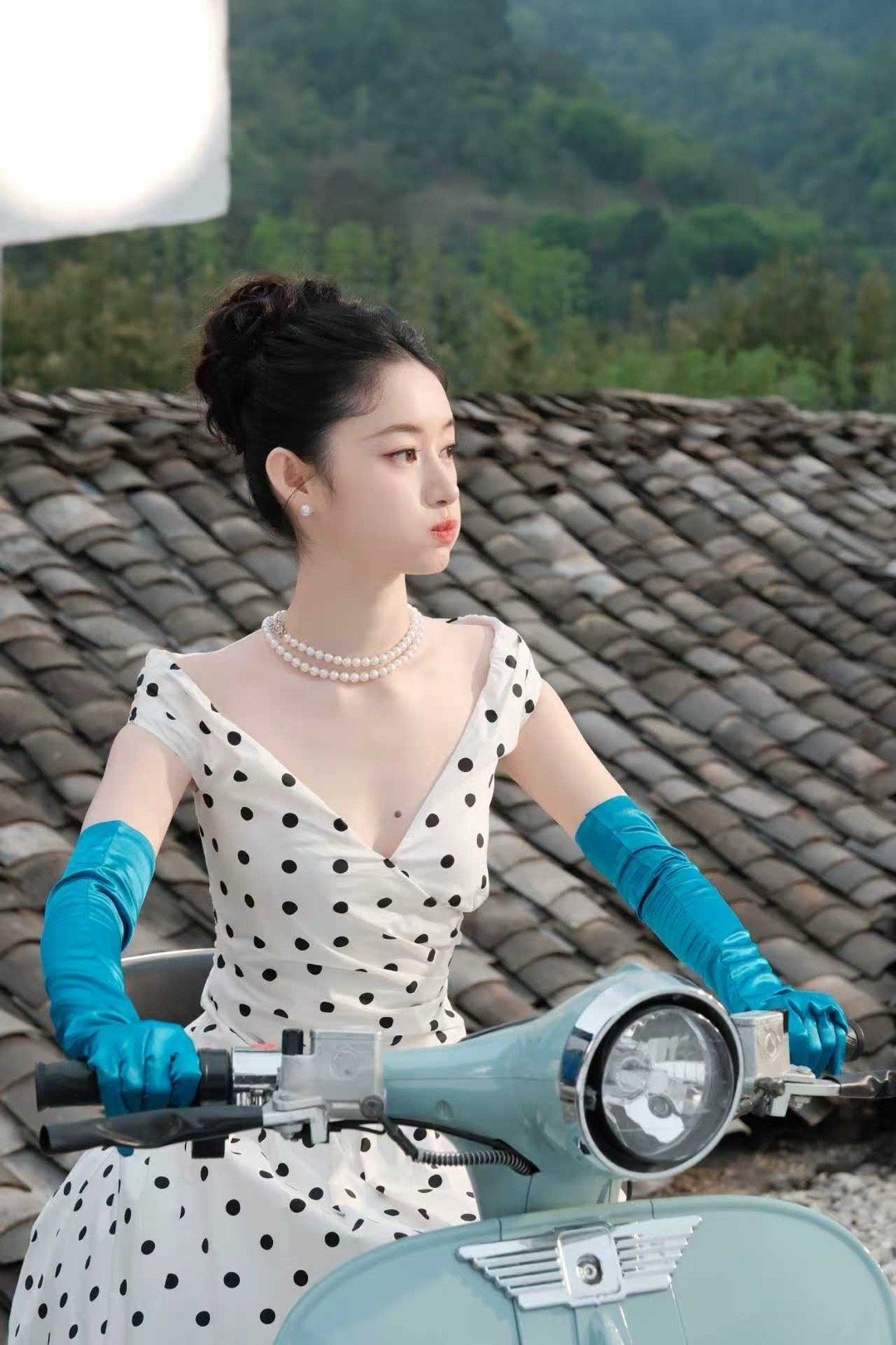 郭晓婷波点女郎  郭晓婷波点女郎V领波点连衣裙＋公主盘发，是俏皮可爱的波点女郎呀