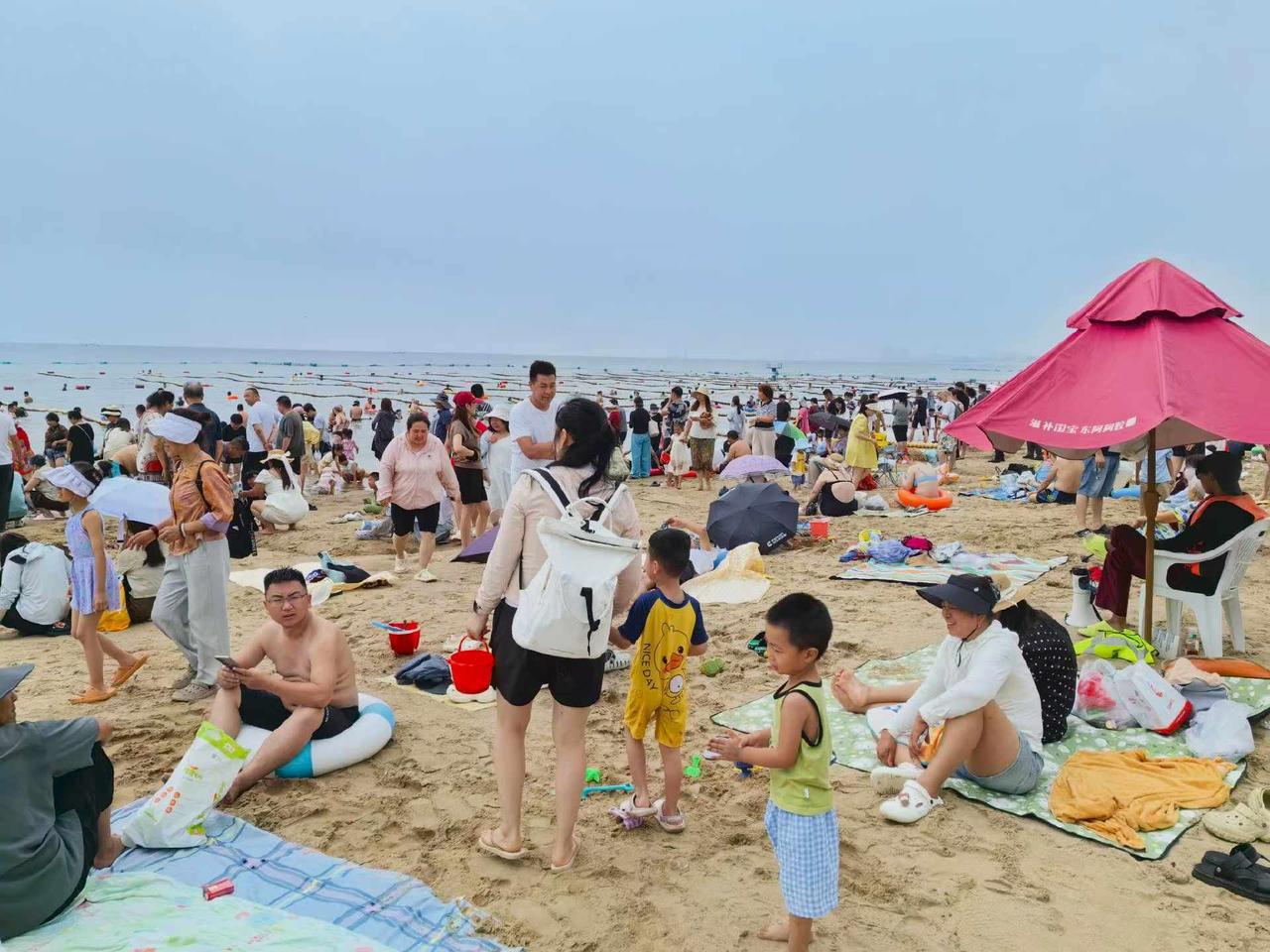 本以为风平浪静，没想到人山人海，这真正见证了什么是大号游泳池。
夏日的北戴河。