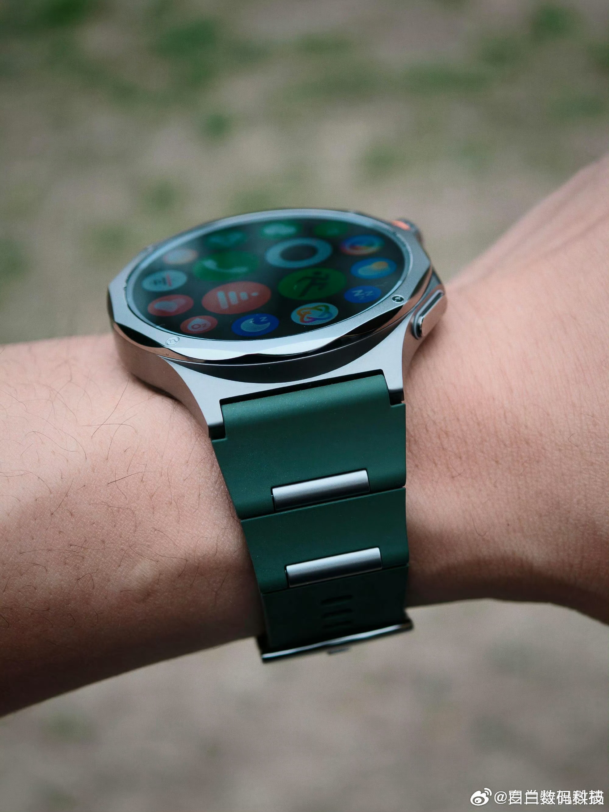 现在最心水的OPPOwatchX3两块表带，一个走商务路线，另一个偏运动休闲，尤