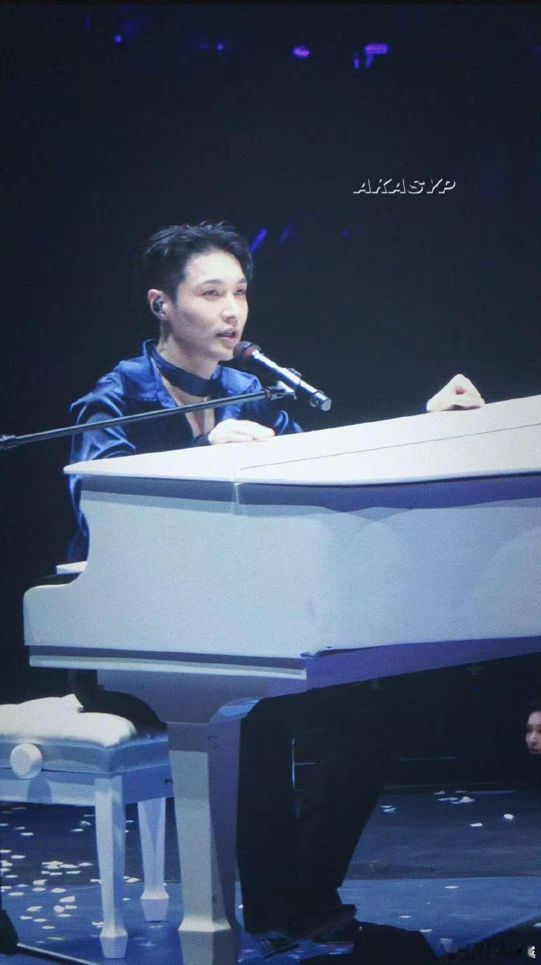 张艺兴[超话]  你们能不能让张艺兴把话说完  张艺兴郑州演唱会  谁能想到，一
