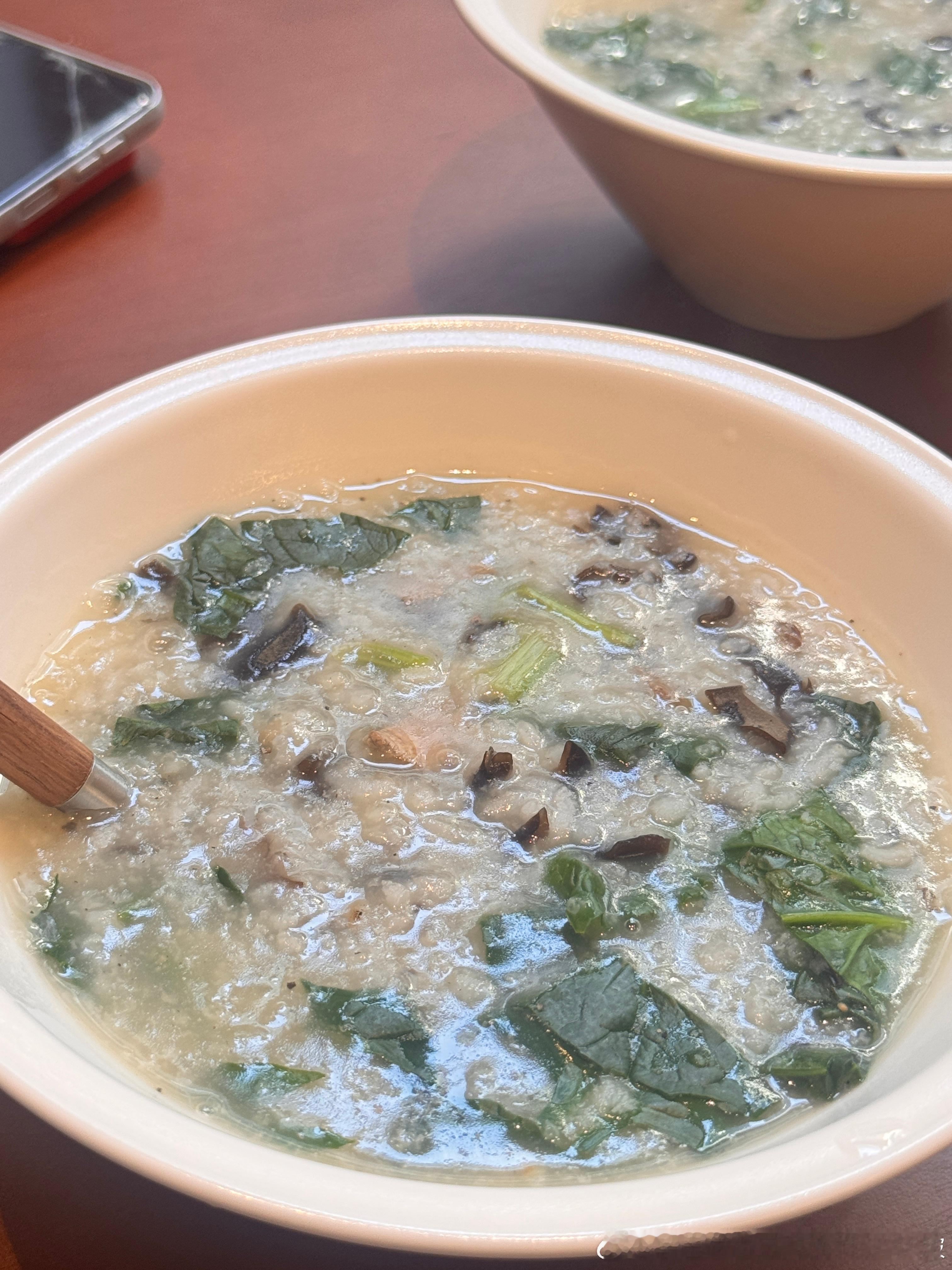 老板熬的菠菜猪肝粥。说我需要补补气血。 ​​​