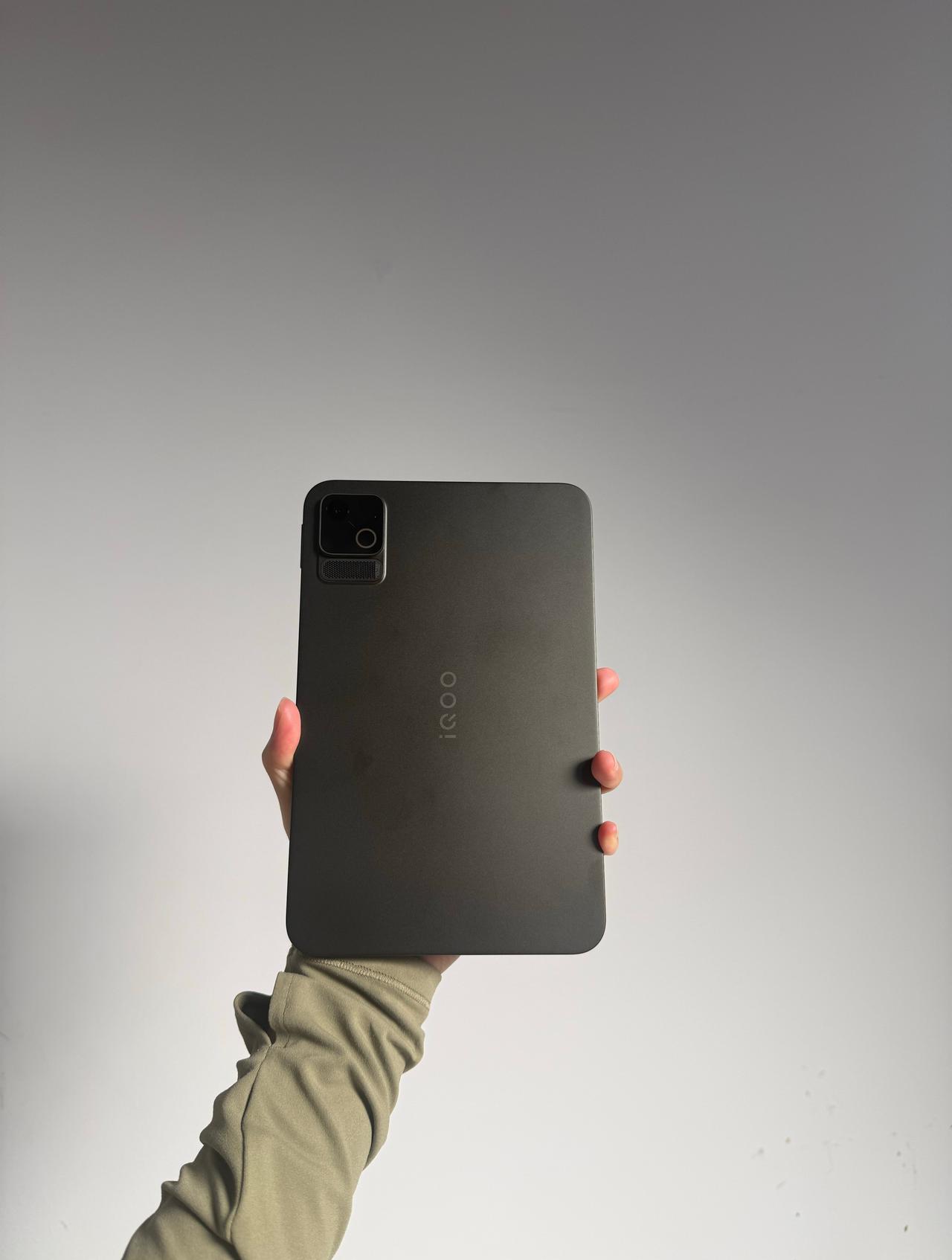 我一个小手女生也能一手握持iQOO Pad Ultra，这尺寸、颜值、手感都相当