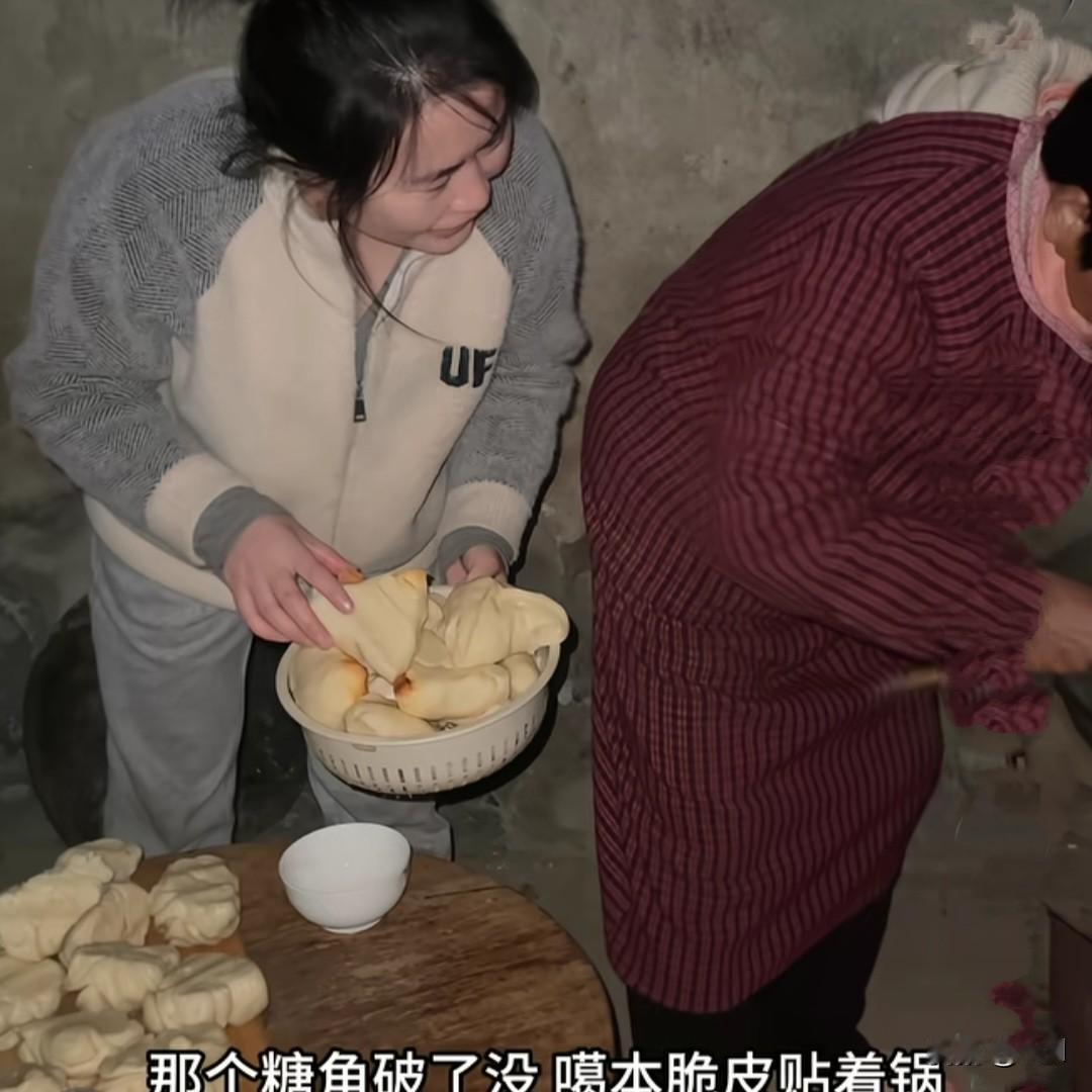 小红一家三口又到云飞家蹭饭啦。

小凡凡抱着个大西瓜，刚进门就大声喊：“奶奶，我