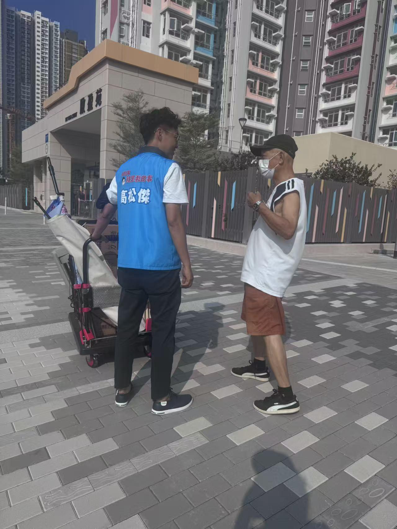高Sir早上在启欣苑开街站，向街坊问好，接受街坊的查询。也去到启盈苑开街站，了解
