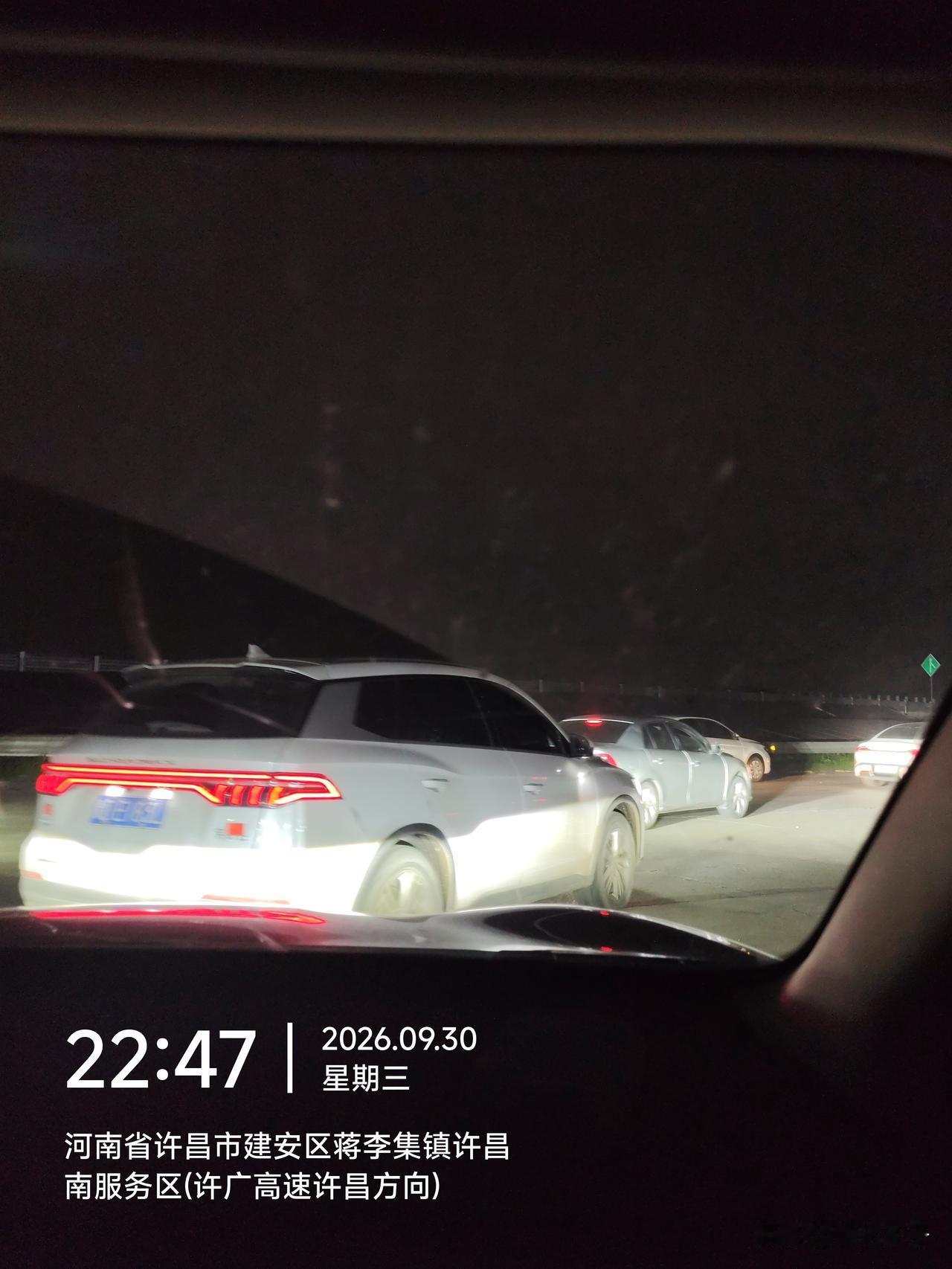 往北高速经过许昌服务区，准备进来充电，没有一个空位了，服务区停满了河南车牌的小车