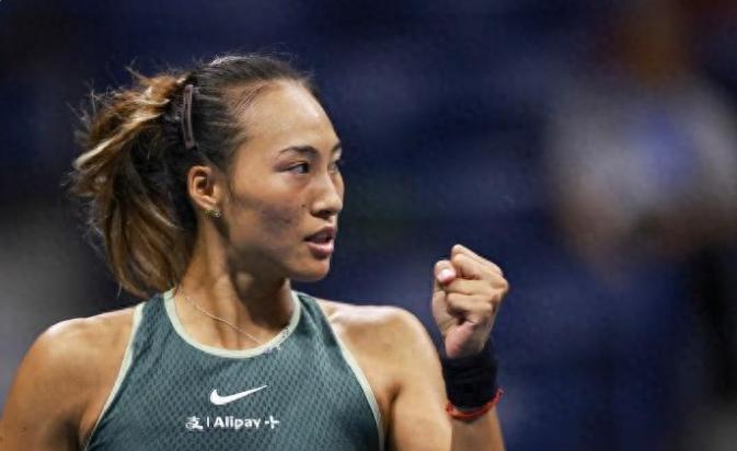 震撼！美网现场爆发种族歧视，球迷辱骂郑钦文“黄香蕉”，女王霸气回怼：“我会打败你