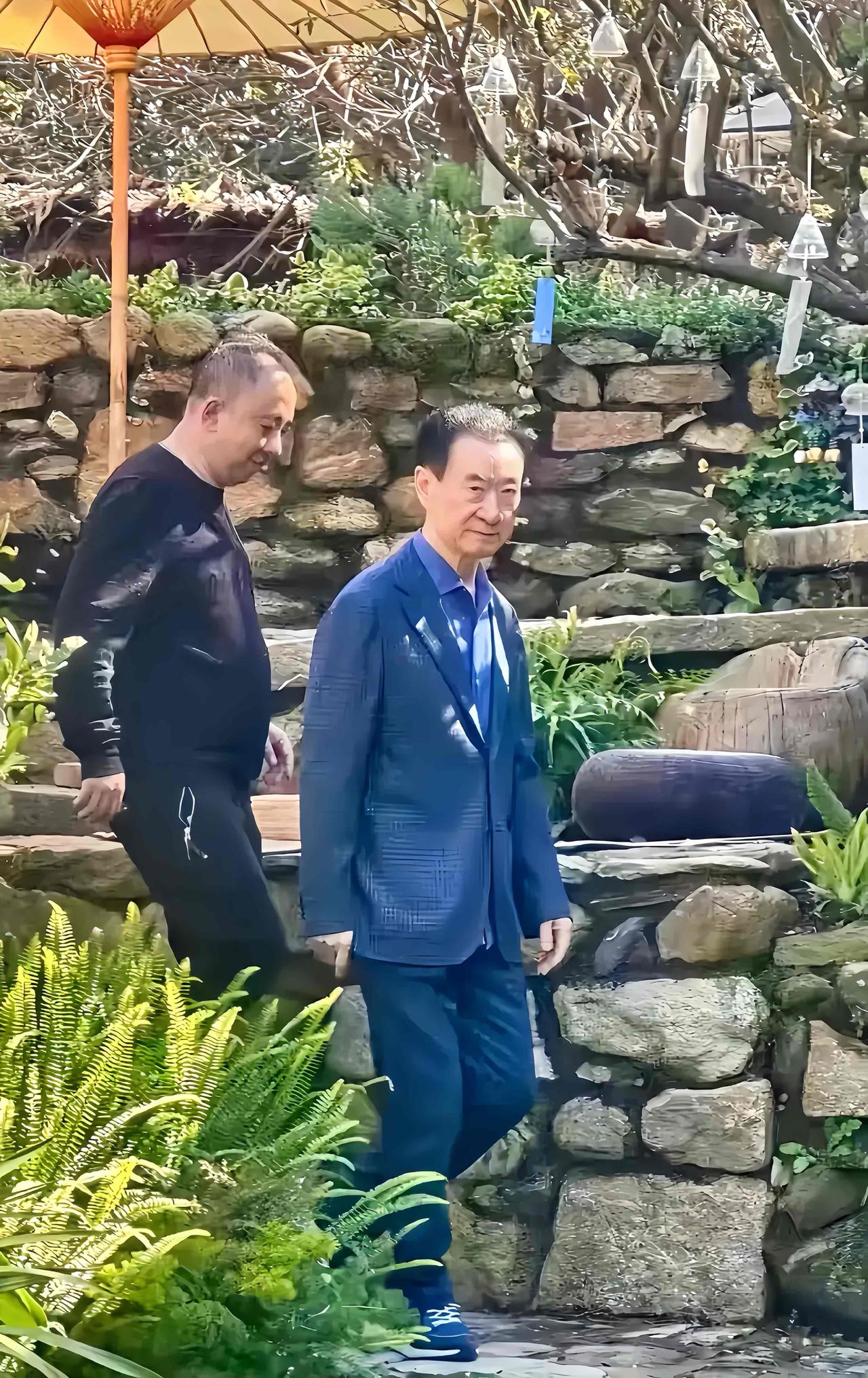 71岁的王健林，别看人瘦了，就是骨头硬，自己亏钱，也不坑底层人的血汗钱。

近日