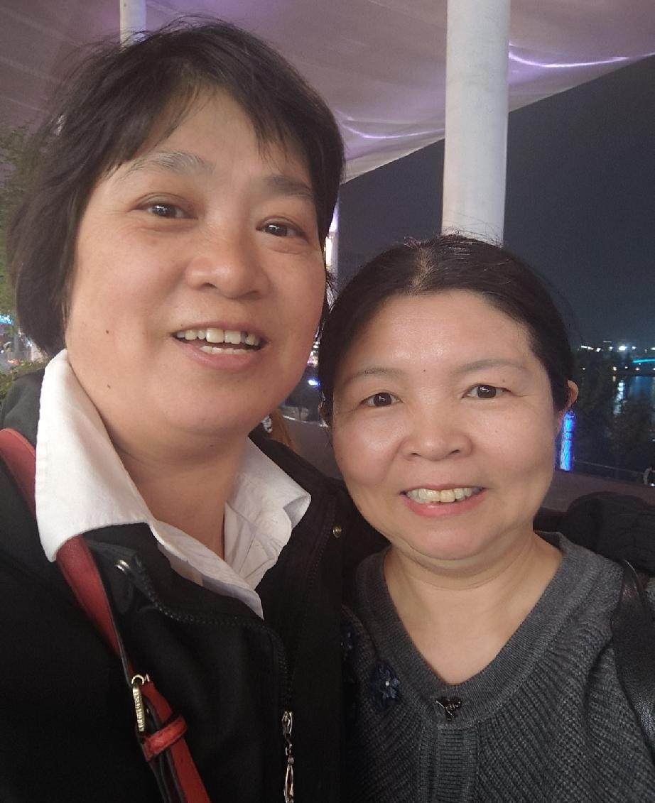 上个周六的下午，我和同学在北环B3公交车上见了面。
接着我们一起去北龙湖，她又带