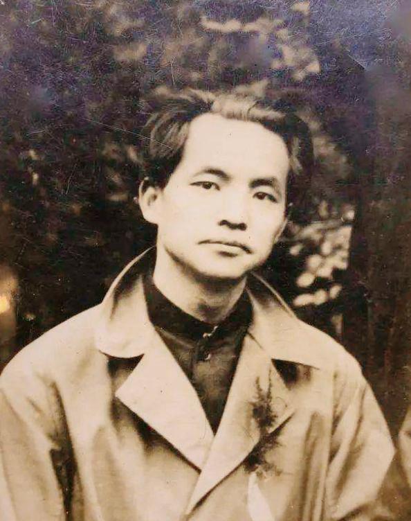 1909年，年仅15岁的邓中夏不得不娶自己的嫂子为妻，但嫂子已经和哥哥成婚一年，