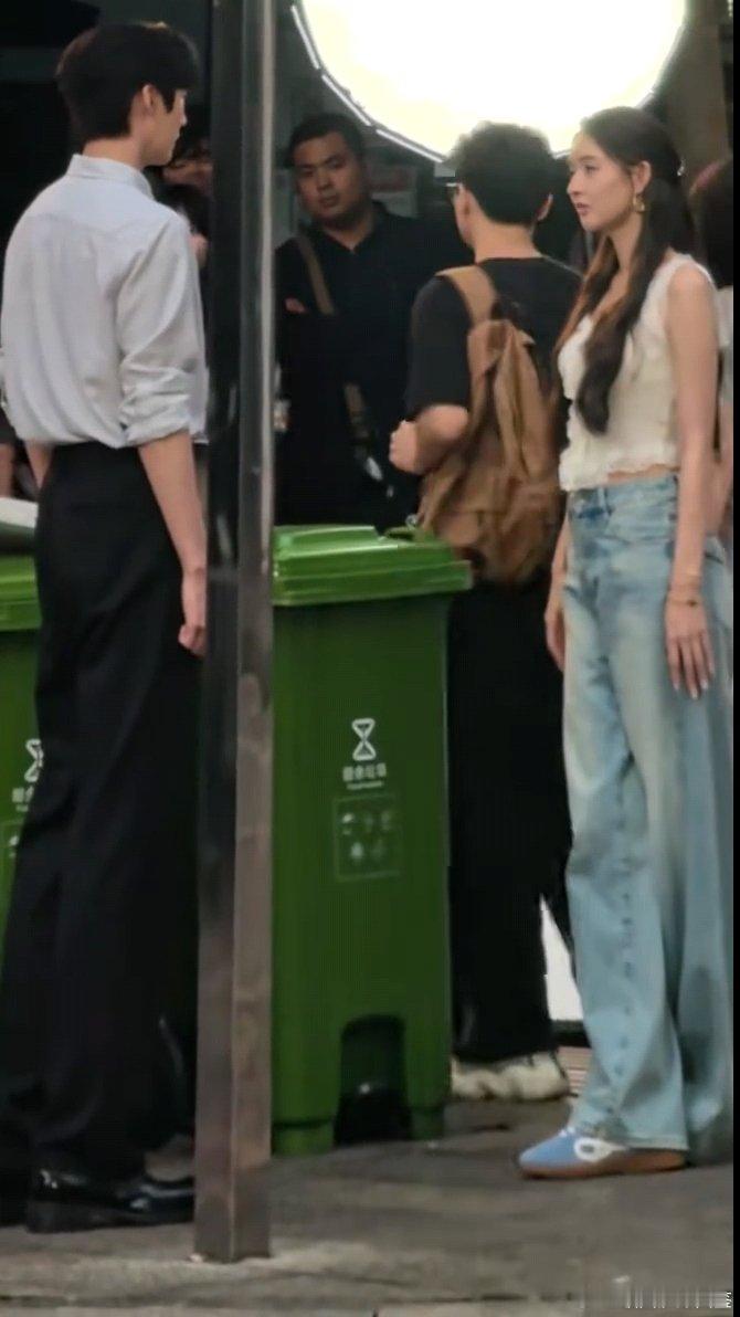 王玉雯周柯宇好长的两条人王玉雯周柯宇都腕线过裆两个人还都穿的超绝平底鞋 