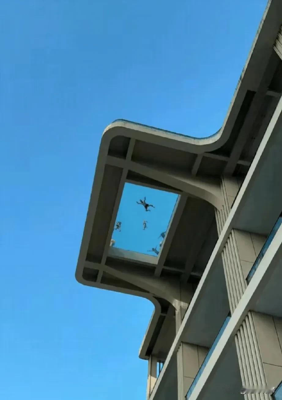 第四代住宅，现在的房子真的应该越建越矮。
家家户户配大露台，最好带游泳池。
这样