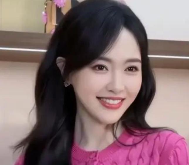 2026年1月14日，唐嫣身着一身玫粉色针织裙亮相上海FENDI中国新年活动，完