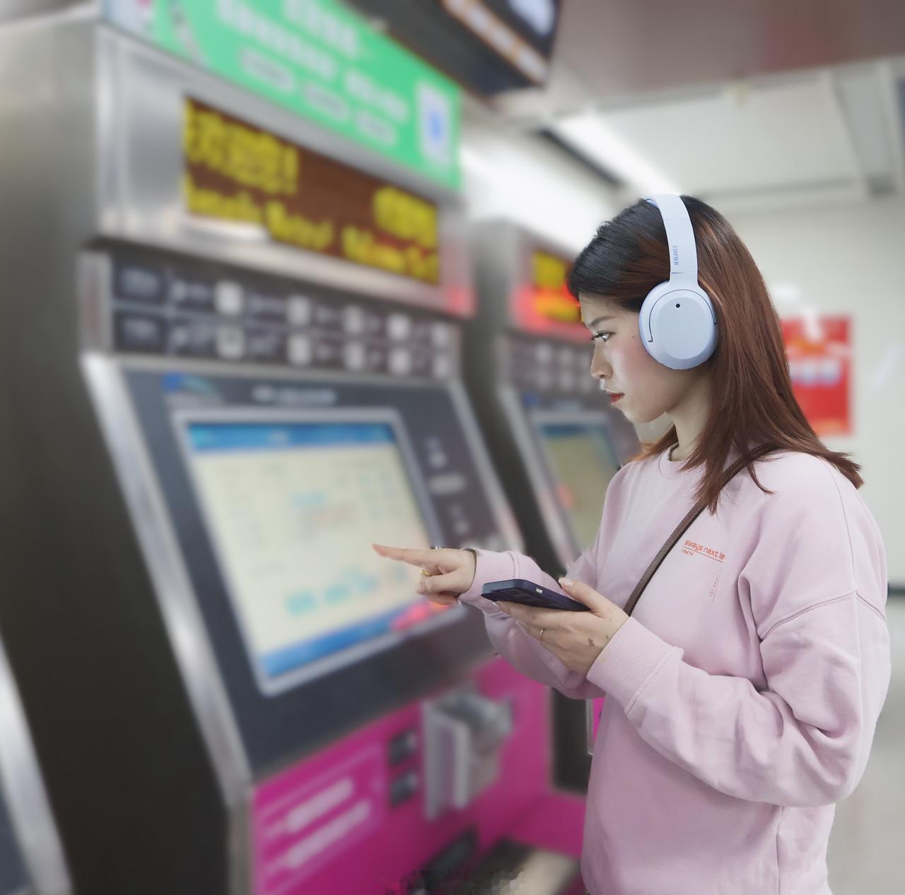 乘坐地铁时，请勿外放电子设备声音，请戴上耳机，让我们一起文明出行~