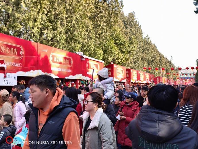 庙会应该是北京过年最大的人群聚集和热闹去处了。老胡今天自己带小外孙女去逛地坛庙会