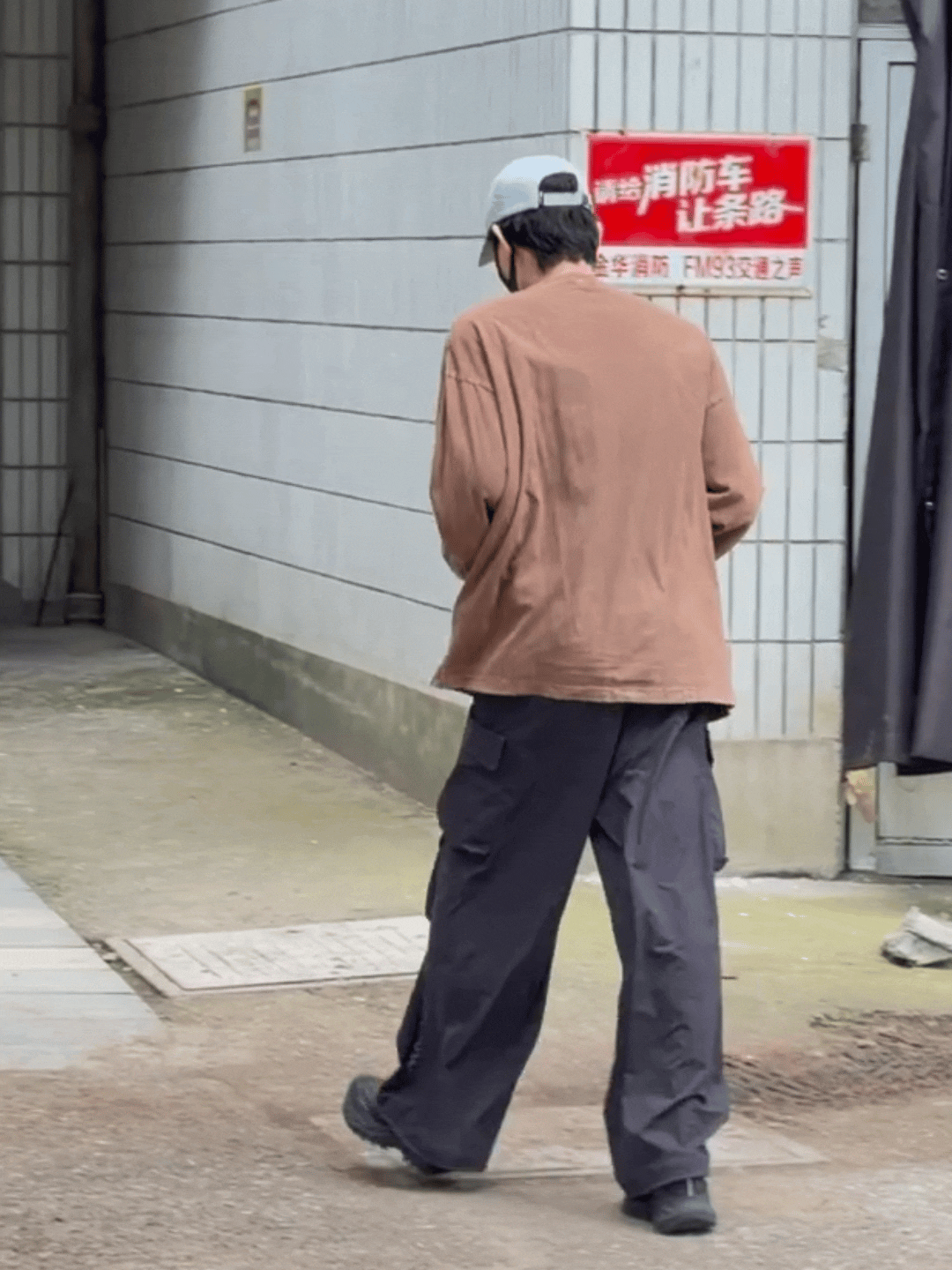 这大宽肩，跑起来像个风筝 