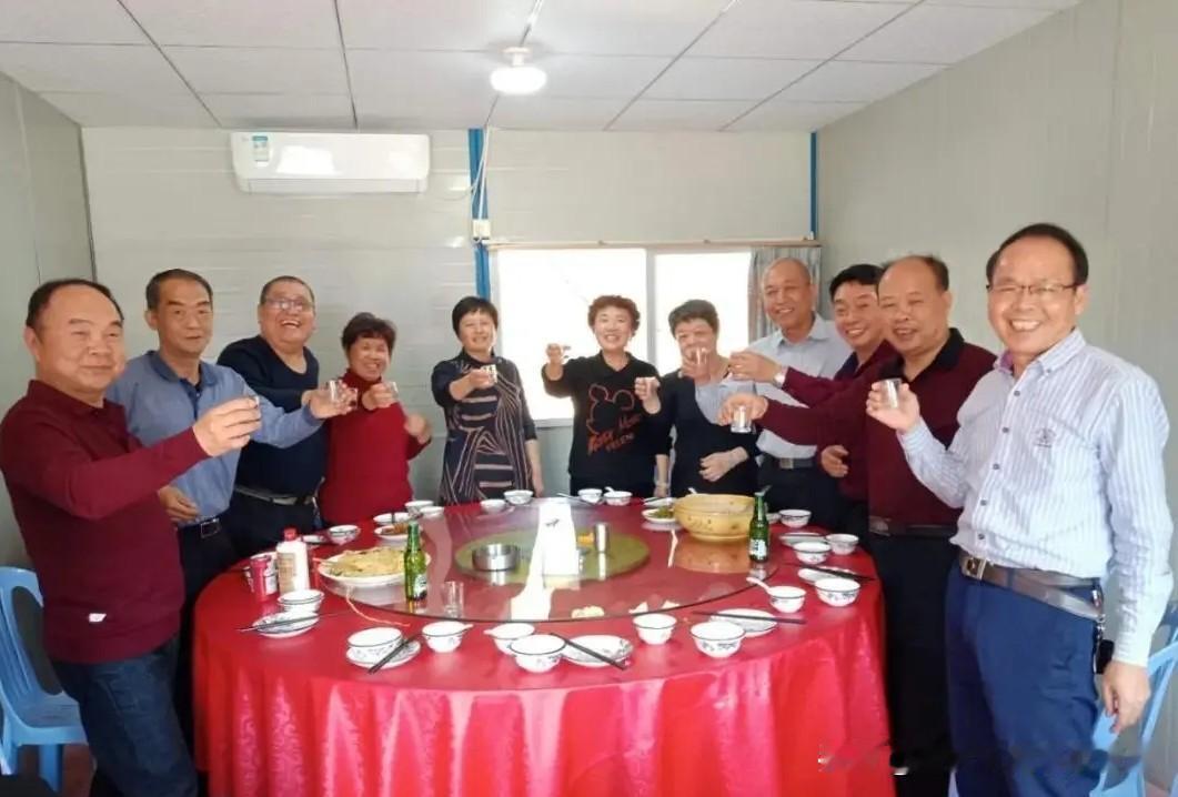 我们60岁的高中全班同学一共51人，如今在世的有46人，寿命超过60岁的比率超过