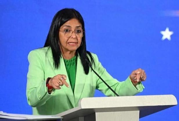 特朗普怎么也没有想到自己精心布下的一盘大棋，竟然被一个拉美女人给掀翻了。
 
大