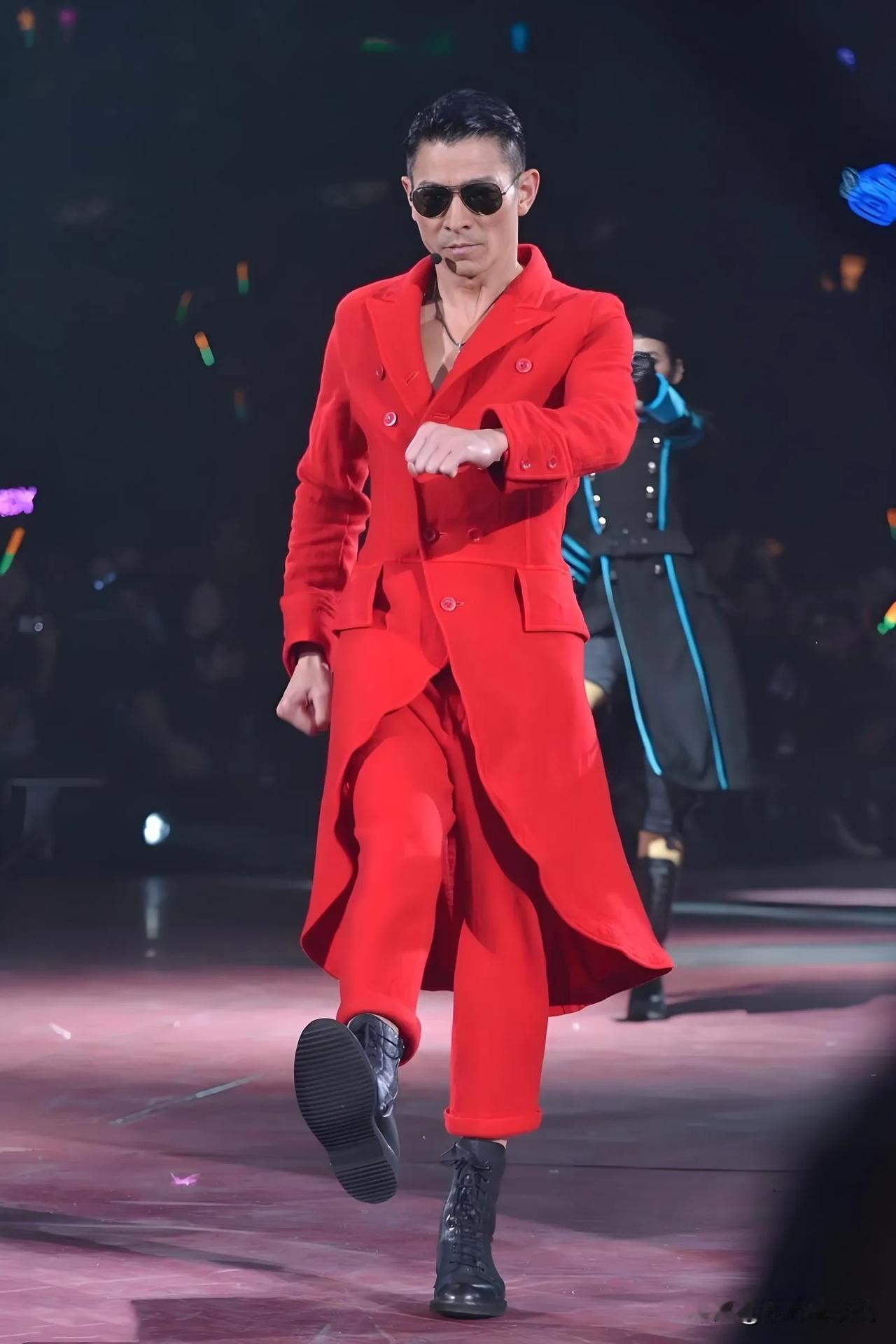 讲真！2024年演唱会就是一个修罗场！差距太大了！
有的人预售一空，一票难求。