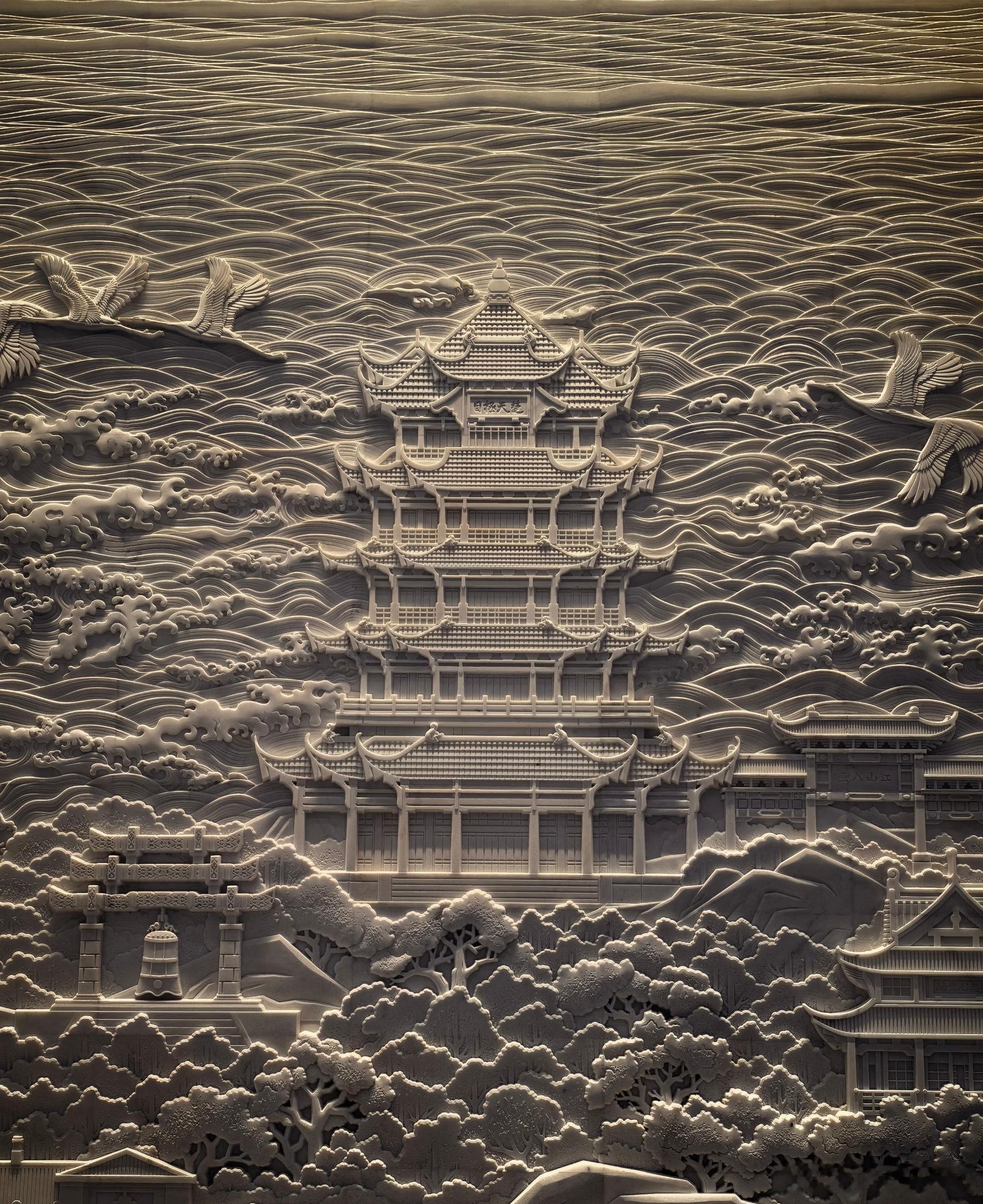 武汉地铁藏绝美浮雕墙 挺意外能在地铁站里看到这样的浮雕，把江城山水风光都浓缩在了